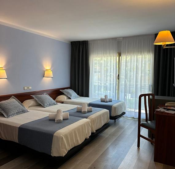Triple single room