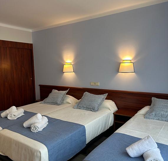 Triple single room